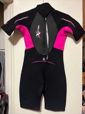 XPS Women’s Shorty Wetsuit - Black / Pink